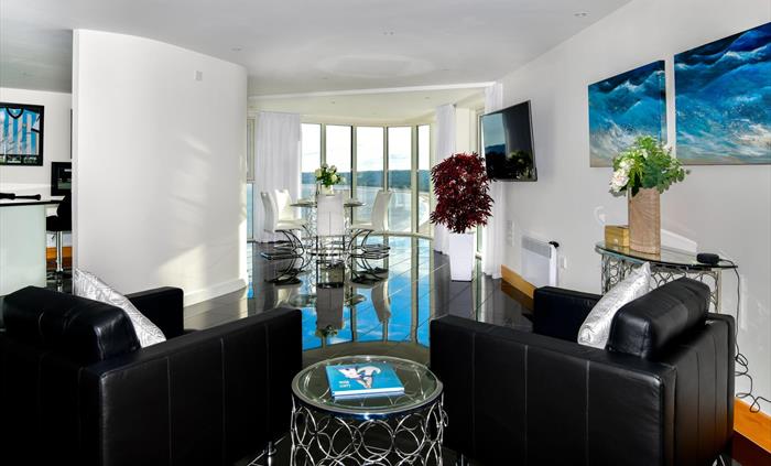 Kitchen Lounge